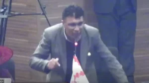 “RENUNCIAMOS TODOS O NOS BAJAMOS EL SUELDO”, DICE SENADOR EN MEDIO DE GRITOS Y ABUCHEOS