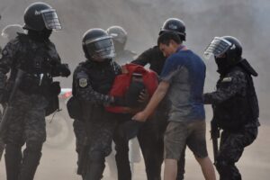 FAMILIAS DENUNCIAN IRREGULARIDADES TRAS DETENCIÓN DE MÁS DE 30 PERSONAS EN DESBLOQUEO DE LA AVENIDA PETROLERA